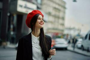 mujer sonrisa con dientes turista camina en el ciudad aprendizaje el historia y cultura de el lugar, elegante de moda ropa y constituir, primavera caminar, viajar, metrópoli. foto