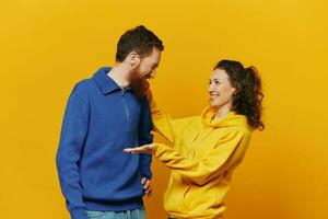 hombre y mujer Pareja sonrisa y felicidad, amarillo fondo, familia foto