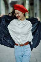 Moda mujer sonrisa con dientes retrato caminando turista en elegante ropa en chaqueta con rojo labios caminando abajo estrecho ciudad calle volador cabello, viajar, cinematográfico color, retro Clásico estilo. foto