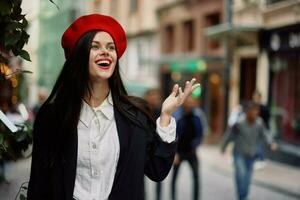 mujer sonrisa con dientes turista camina en el ciudad, elegante de moda ropa y constituir, primavera caminar, viajar. foto