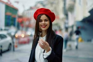 felicidad mujer saltos y carreras, seguir yo camina camina en el ciudad en contra el fondo de oficina edificios, elegante de moda Clásico ropa y constituir, primavera caminar, viajar. foto