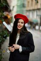 mujer sonrisa Moda modelo camina en el calle en el ciudad centrar entre el multitud en un chaqueta y rojo boina y vaqueros, cinematográfico francés Moda estilo ropa, viaje a Estanbul primavera foto