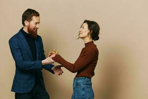 hombre y mujer Pareja en un relación sonrisa y Interacción en un beige antecedentes en un real relación Entre personas foto