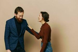 hombre y mujer Pareja en un relación sonrisa y Interacción en un beige antecedentes en un real relación Entre personas foto