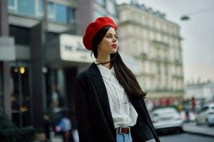 un negocio mujer camina en el ciudad en contra el fondo de oficina edificios, elegante de moda ropa y constituir, primavera caminar, viajar. foto