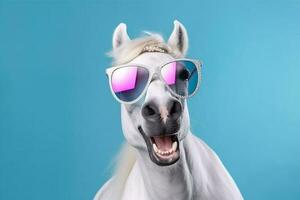 divertido sonrisa caballo antecedentes Gafas de sol vistoso gracioso gafas de protección retrato animal mascota. generativo ai. foto