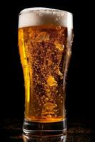 alcohol bebida vaso oro cerveza pub medio litro espuma lager bebida. generativo ai. foto