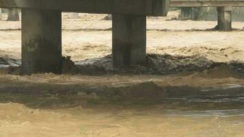 overstroming wateren tussen brug kolommen video