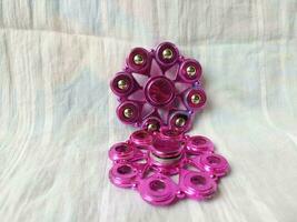 un juguete llamado hilandero es púrpura en color con un único forma foto