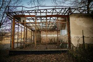 húngaro Envejecido perdido sitio en el bosque. ex Soviético, abandonado Ejército base cuartel y asociado edificios foto