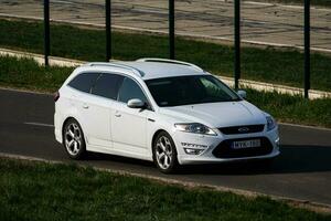 blanco vado mondeo coche exterior. automóvil industria y negocio. vehículo al aire libre vista. foto