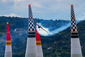 ben murphy con n540bm zivko borde 540 y volador terminado lago Balaton en frente de tihany a zamardí ciudad para rojo toro aire carrera 2019 foto