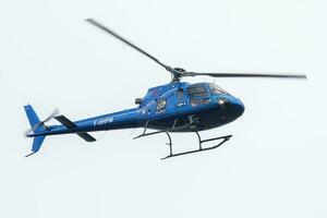 HDF aeroespacial como-350 ecureuil f-hhpm pasajero helicóptero aterrizaje a feudal aeropuerto foto