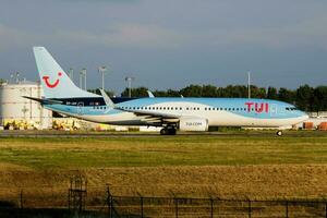 tui aerolíneas Bélgica boeing 737-800 oo-jau pasajero avión salida a feudal aeropuerto foto