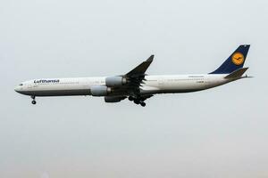 lufthansa aerobús a340-600 d-aihb pasajero avión aterrizaje a frankfurt aeropuerto foto