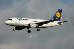 lufthansa aerobús a319 maldita sea pasajero avión aterrizaje a frankfurt aeropuerto foto