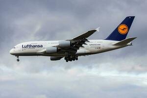 lufthansa aerobús a380 d-aimi pasajero avión aterrizaje a frankfurt aeropuerto foto