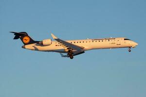 lufthansa bombardero crj-700 d-acpd pasajero avión aterrizaje a frankfurt aeropuerto foto