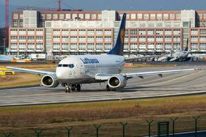 lufthansa boeing 737-500 d-abip pasajero avión rodaje a frankfurt aeropuerto foto