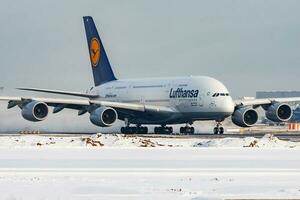 lufthansa aerobús a380 d-aima pasajero avión salida a frankfurt aeropuerto foto