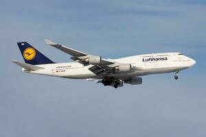 lufthansa boeing 747-400 d-abvm pasajero avión aterrizaje a frankfurt aeropuerto foto