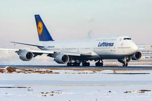 lufthansa boeing 747-8 d-abyf pasajero avión salida a frankfurt aeropuerto foto