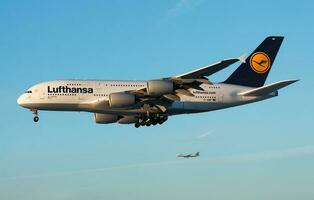 lufthansa aerobús a380 d-aimf pasajero avión aterrizaje a frankfurt aeropuerto foto