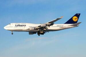 lufthansa boeing 747-400 d-abvn pasajero avión aterrizaje a frankfurt aeropuerto foto