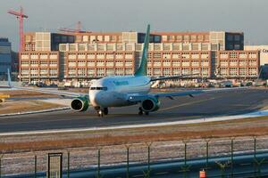 Turkmenistán aerolíneas boeing 737-700 ez-a009 pasajero avión rodaje a frankfurt aeropuerto foto