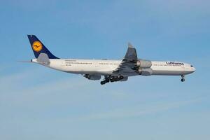 lufthansa aerobús a340-600 d-aihd pasajero avión aterrizaje a frankfurt aeropuerto foto