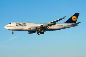 lufthansa boeing 747-400 d-abvk pasajero avión aterrizaje a frankfurt aeropuerto foto