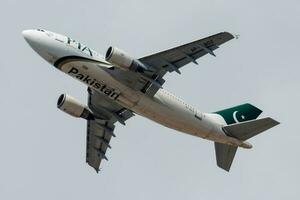 Pakistán internacional aerolíneas aerobús a310 ap-bdz pasajero avión salida a frankfurt aeropuerto foto