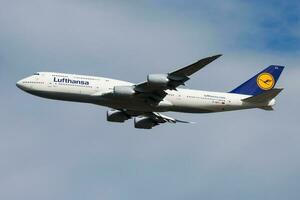 lufthansa boeing 747-8 d-abyj pasajero avión salida a frankfurt aeropuerto foto