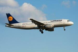 lufthansa aerobús a320 d-aizg pasajero avión aterrizaje a frankfurt aeropuerto foto