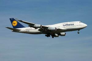 lufthansa boeing 747-400 d-abvd pasajero avión aterrizaje a frankfurt aeropuerto foto