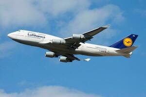 lufthansa boeing 747-400 d-abvm pasajero avión salida a frankfurt aeropuerto foto