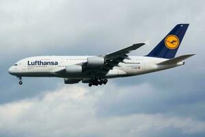 lufthansa aerobús a380 d-aimc pasajero avión aterrizaje a frankfurt aeropuerto foto