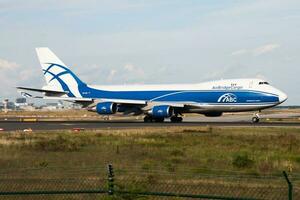 puente aéreo de carga aerolíneas boeing 747-400 vq-bjb carga avión salida a frankfurt aeropuerto foto