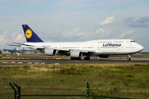 lufthansa boeing 747-8 d-abyg pasajero avión salida a frankfurt aeropuerto foto