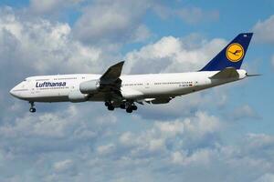 lufthansa boeing 747-8 d-abyn pasajero avión aterrizaje a frankfurt aeropuerto foto