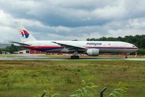 Malasia aerolíneas boeing 777-200 9m-señor pasajero avión salida a frankfurt aeropuerto foto