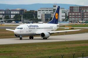 lufthansa pasajero avión a aeropuerto. calendario vuelo viajar. aviación y aeronave. aire transporte. global internacional transporte. mosca y volador. foto