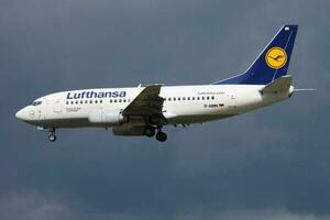 lufthansa boeing 737-500 d-abin pasajero avión aterrizaje a frankfurt aeropuerto foto