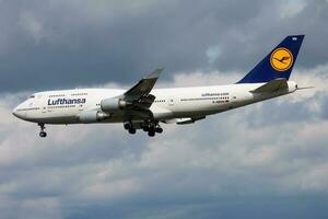 lufthansa boeing 747-400 d-abvn pasajero avión aterrizaje a frankfurt aeropuerto foto