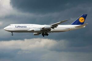 lufthansa boeing 747-8 d-abismo pasajero avión aterrizaje a frankfurt aeropuerto foto