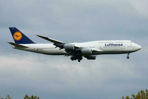 lufthansa boeing 747-8 d-abies pasajero avión aterrizaje a frankfurt aeropuerto foto