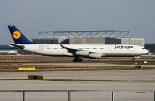 lufthansa aerobús a340-300 d-aigx pasajero avión salida a frankfurt aeropuerto foto