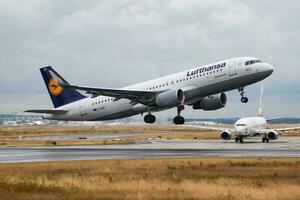 lufthansa pasajero avión a aeropuerto. calendario vuelo viajar. aviación y aeronave. aire transporte. global internacional transporte. mosca y volador. foto