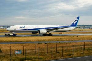 todas Japón vías respiratorias pasajero avión a aeropuerto. calendario vuelo viajar. aviación y aeronave. aire transporte. global internacional transporte. mosca y volador. foto