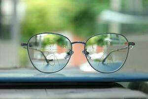 de cerca de anteojos, lente progresivo lentes foto